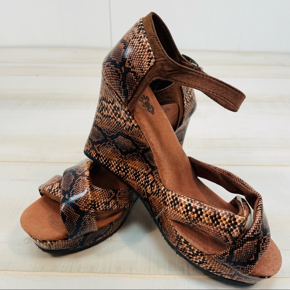 Dawgs NWOT Vegan Snakeskin Print Ankle Strap Wedge Sandals Sz 8 Brown - Picture 4 of 10